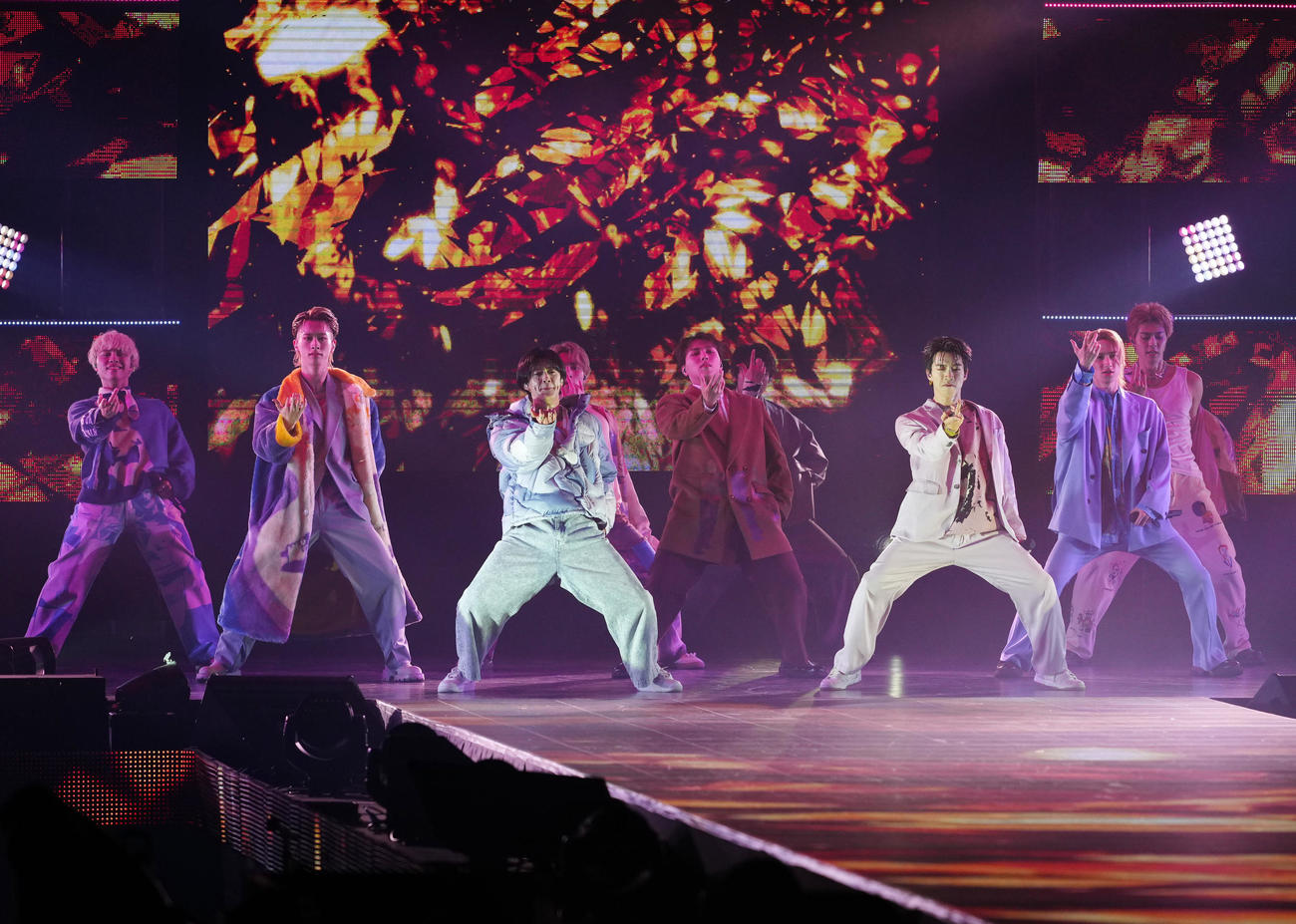 「Rakuten GirlsAward 2024 S／S」でパフォーマンスするBUDDiiS（撮影・江口和貴）