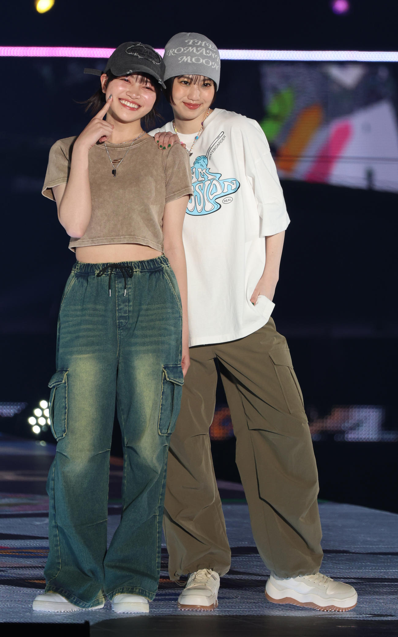 ランウエーを歩く広瀬まのか（左）と平美乃理（撮影・中島郁夫）