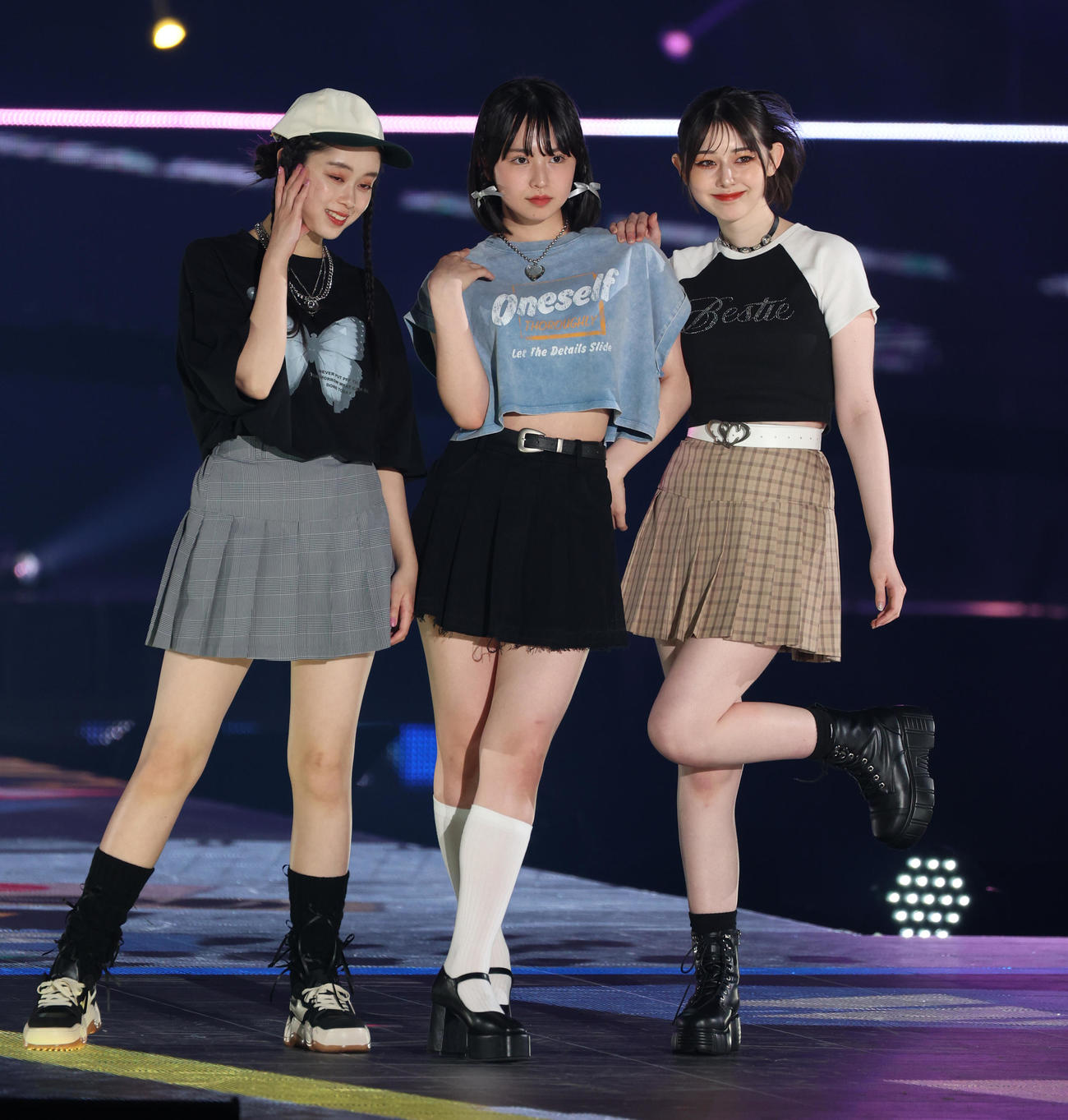 ランウエーを歩く左から佐藤不二子、森崎美月、石川花（撮影・中島郁夫）