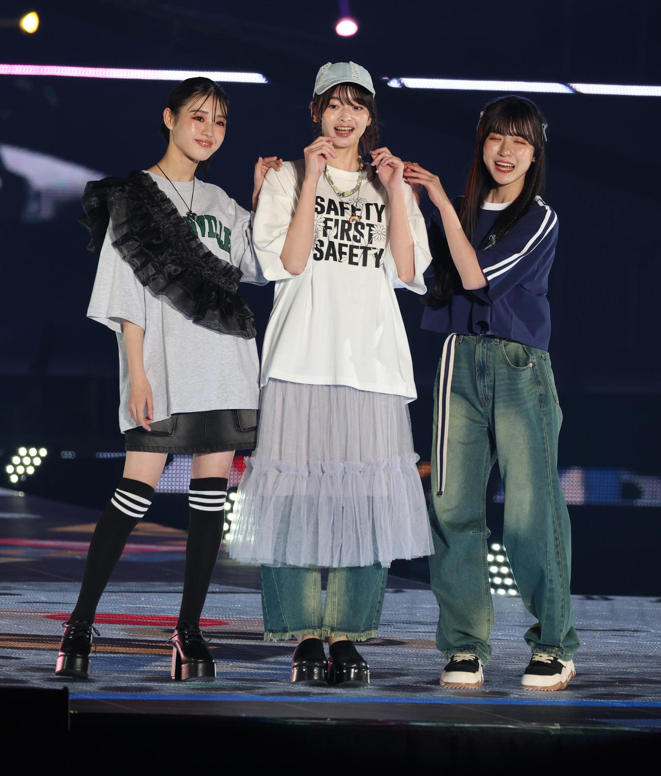 ランウエーを歩く左から宮迫翠月、滝口芽里衣、林美澪（撮影・中島郁夫）