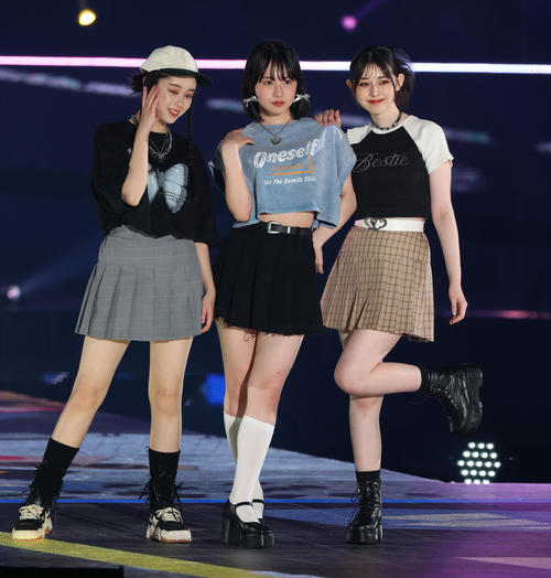 ランウエーを歩く左から佐藤不二子、森崎美月、石川花(撮影・中島郁夫)