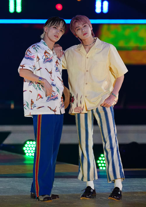 「Rakuten GirlsAward 2024 S／S」に登場するDXTEENの谷口太一（左）と大久保波留（撮影・江口和貴）
