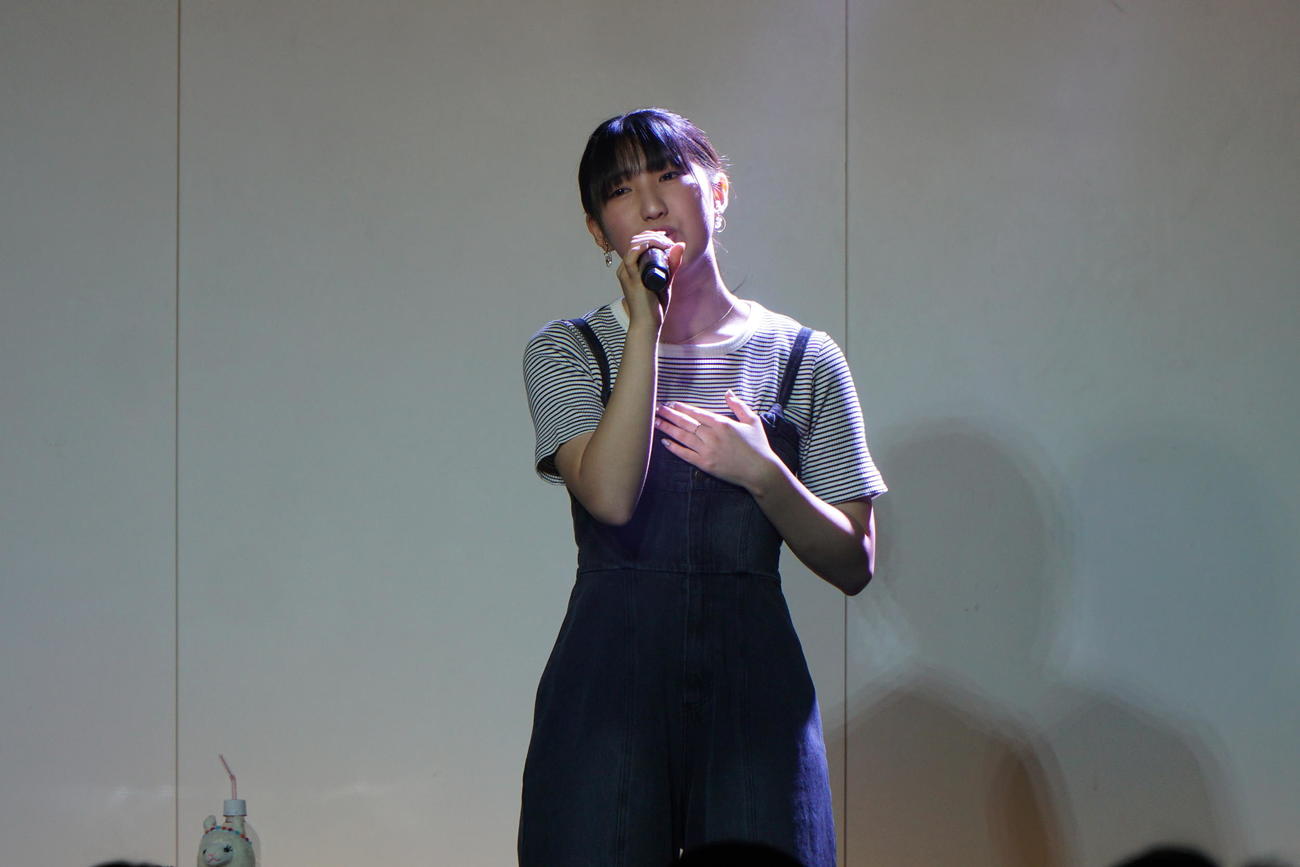 エモーショナルに歌う岡菜々子