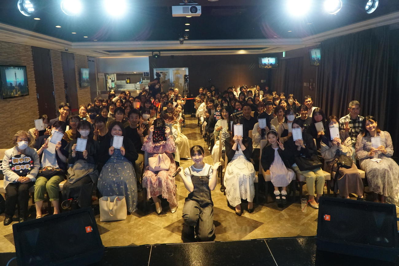 駆けつけたファンとの写真におさまる岡菜々子