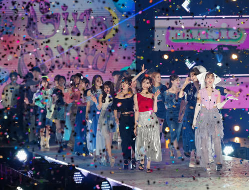 「Rakuten GirlsAward 2024 S/S」のフィナーレに臨む藤田ニコル(右端)ら(撮影・江口和貴)