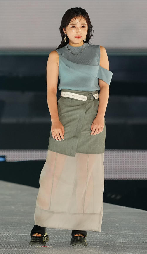 「Rakuten GirlsAward 2024 S/S」に登場する矢吹奈子(撮影・江口和貴)
