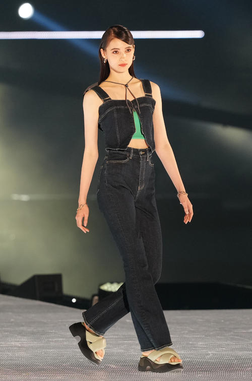 「Rakuten GirlsAward 2024 S/S」に登場する土方エミリ(撮影・江口和貴)