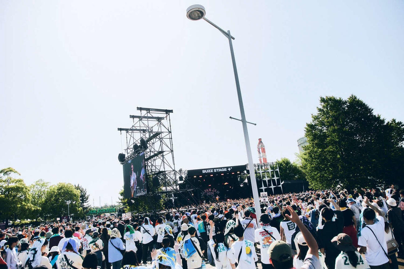 屋外イベント「JAPAN JAM 2024」で初のフェス出演を果たした乃紫のステージに集まった観衆
