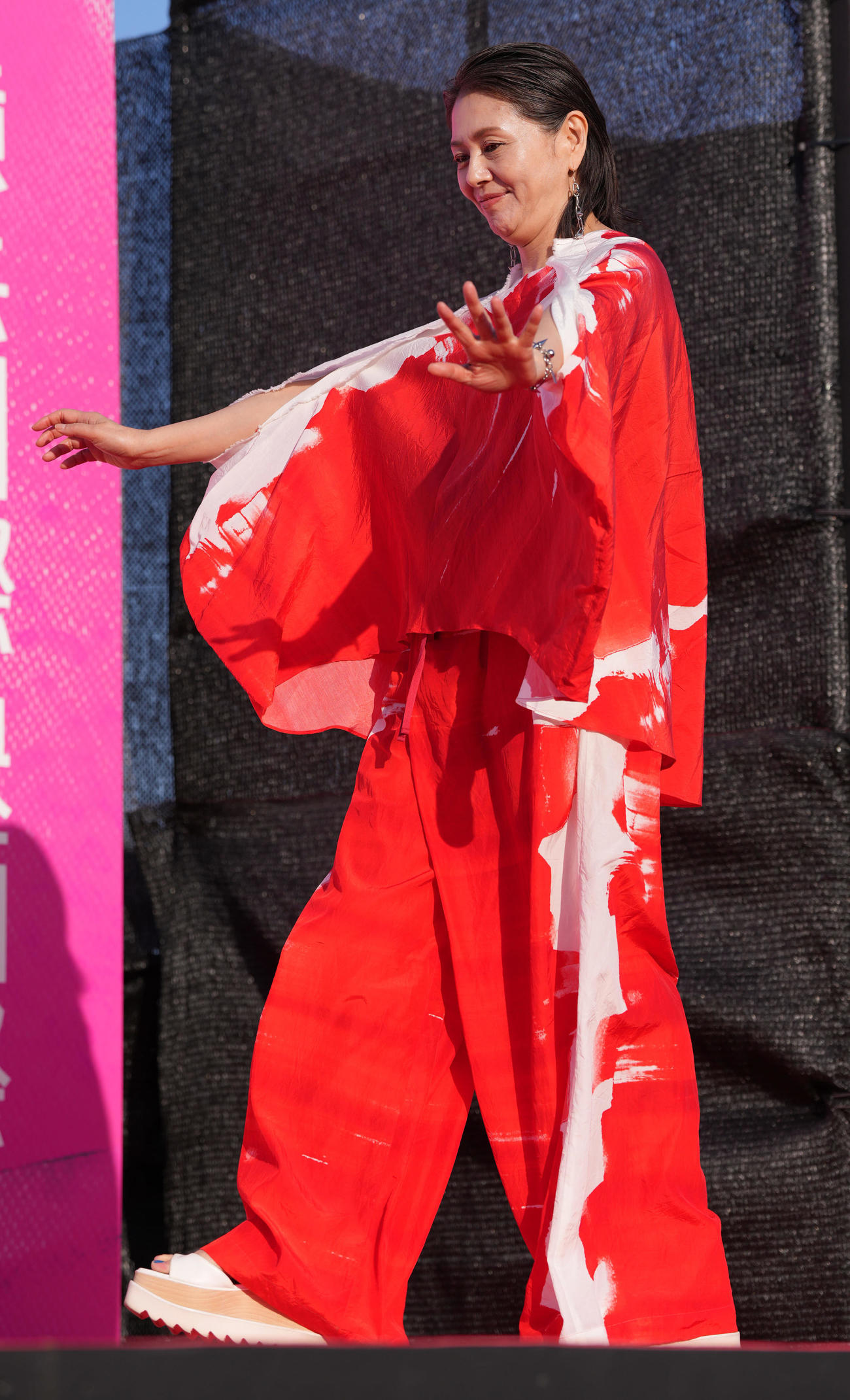 「第2回横浜国際映画祭」レッドカーペットイベントに登壇した小泉今日子（撮影・鈴木みどり）