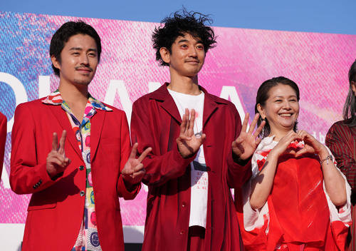 小泉今日子、永山瑛太ら共演者と真っ赤な衣装で登場「１番好きな映画になりました」