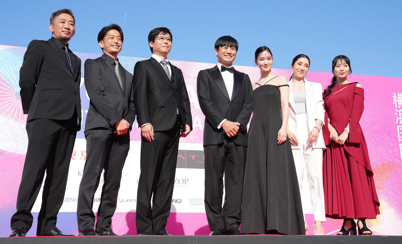 「第2回横浜国際映画祭」レッドカーペットイベントに登壇した劇団ひとり（左から4人目）、剛力彩芽（同5人目）ら（撮影・鈴木みどり）