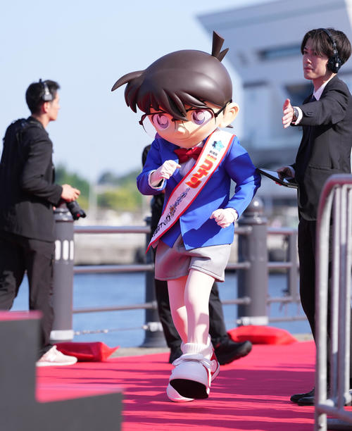 「第2回横浜国際映画祭」のレッドカーペットに登壇したコナン君（撮影・鈴木みどり）