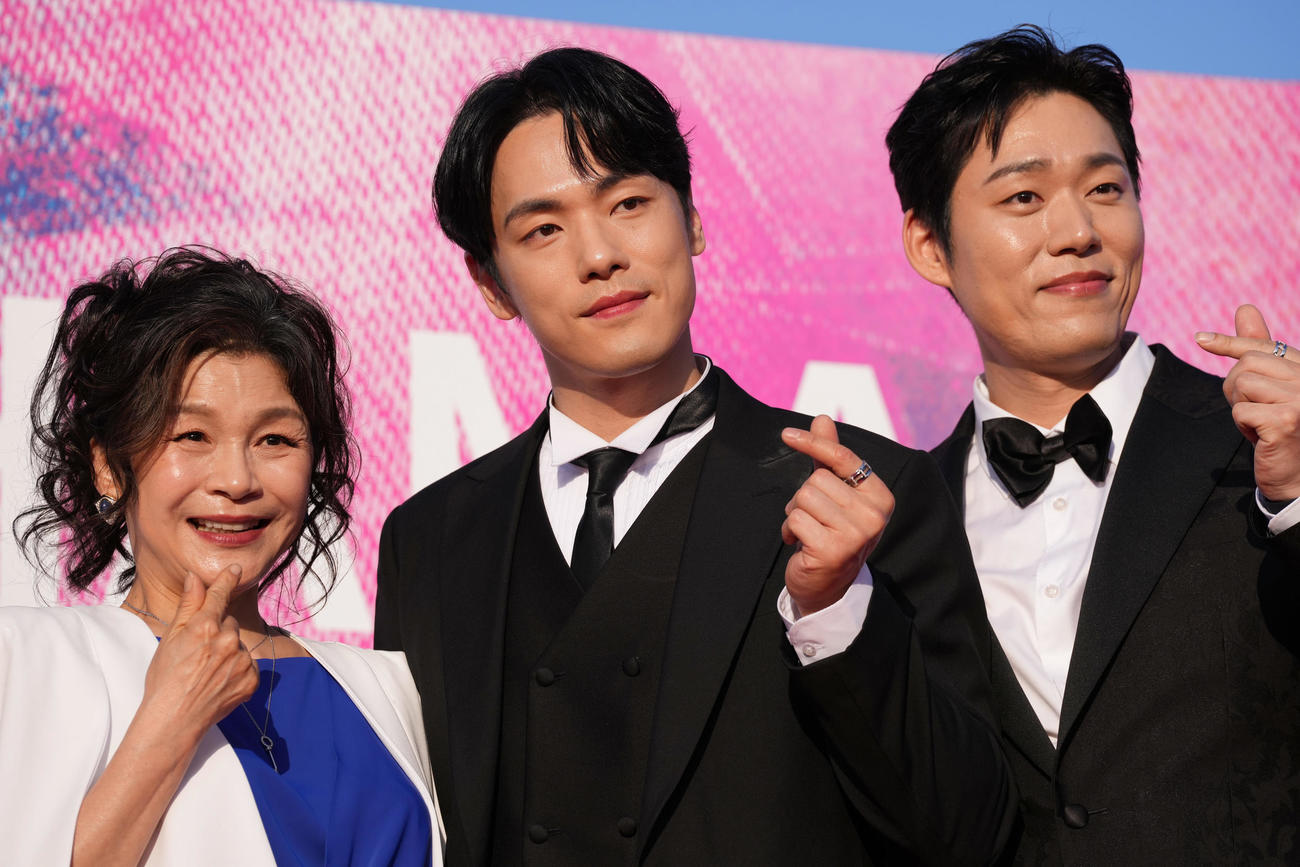 「第2回横浜国際映画祭」レッドカーペットイベントに登壇したキム・ジョンヒョン（中央）（撮影・鈴木みどり）