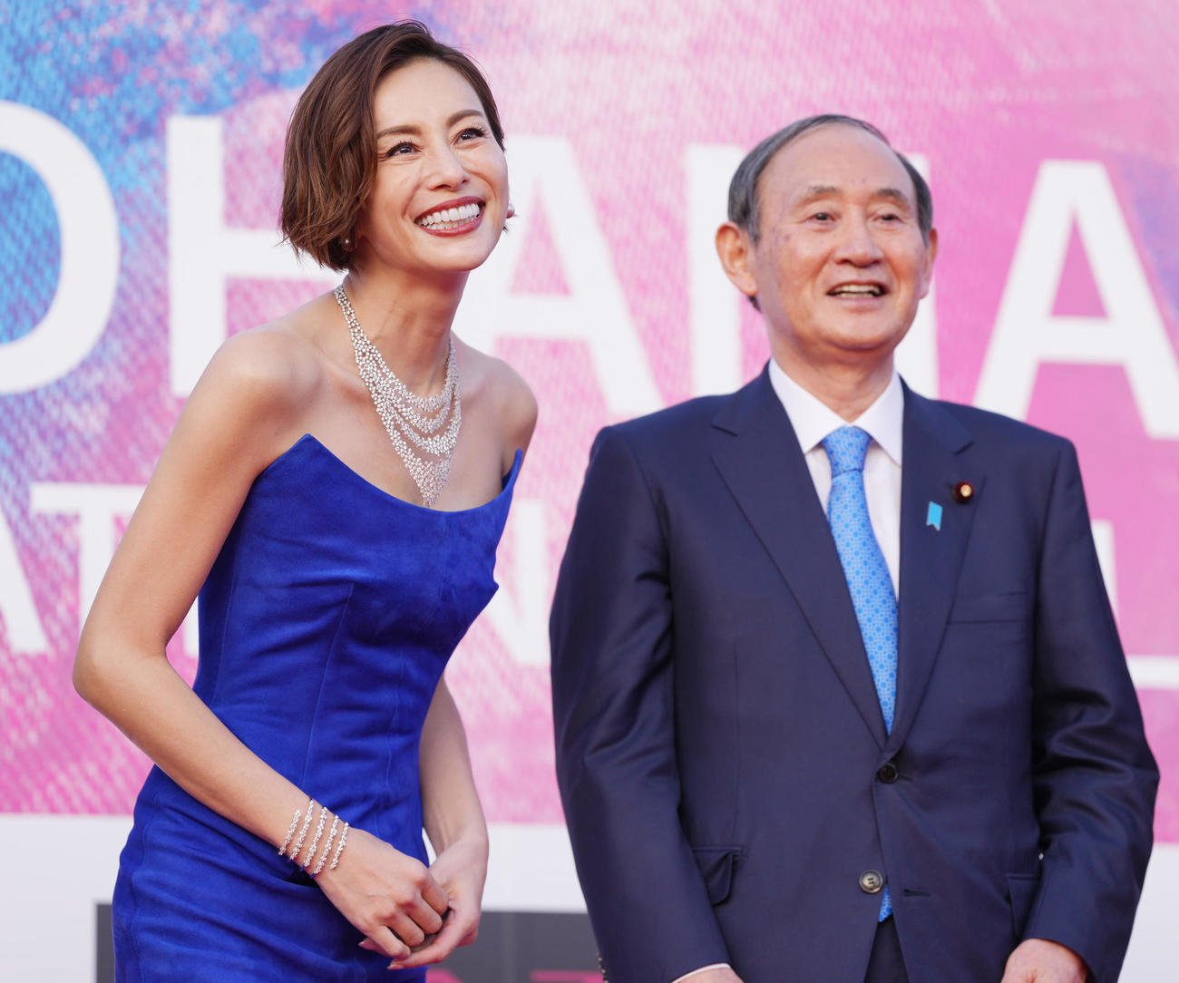 「第2回横浜国際映画祭」レッドカーペットイベントで笑顔を見せるアンバサダーの米倉涼子（左）と菅義偉衆議院議員（撮影・鈴木みどり）