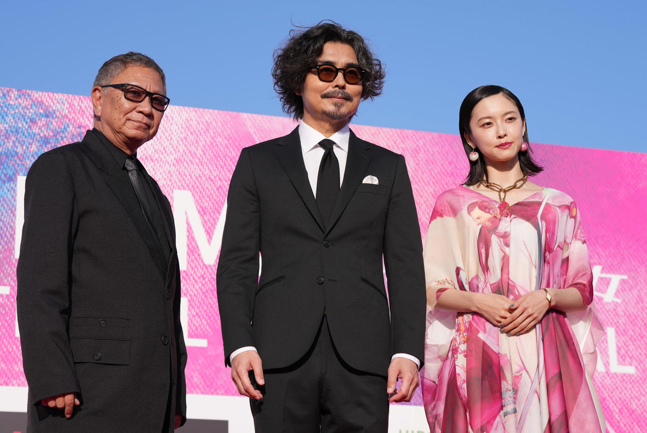 「第2回横浜国際映画祭」レッドカーペットイベントに登壇した、左から三池崇史監督、小澤征悦、加藤小夏（撮影・鈴木みどり）