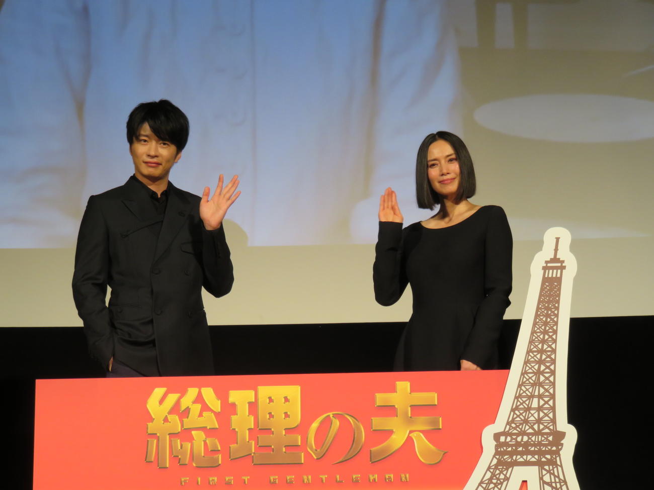 田中圭（左）と中谷美紀（21年10月撮影）