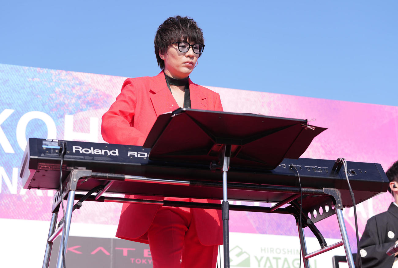 「第2回横浜国際映画祭」レッドカーペットイベントで演奏する菅野祐悟（撮影・鈴木みどり）