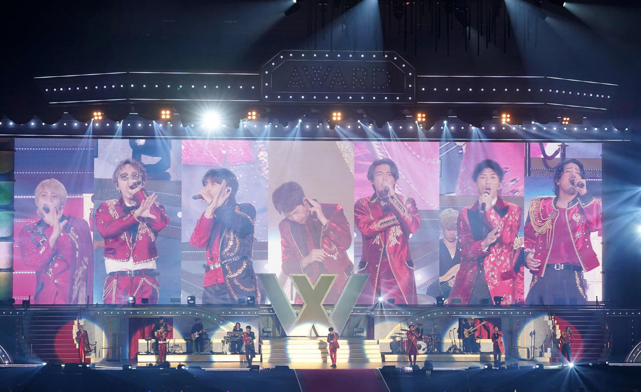 熱唱するWEST．。左から中間淳太、神山智洋、藤井流星、重岡大毅、小瀧望、濱田崇裕、桐山照史（撮影・横山健太）