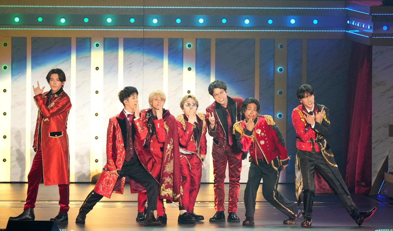 ポーズを決めおどけるWEST．。左から小瀧望、濱田崇裕、中間淳太、神山智洋、重岡大毅、桐山照史、藤井流星（撮影・横山健太）