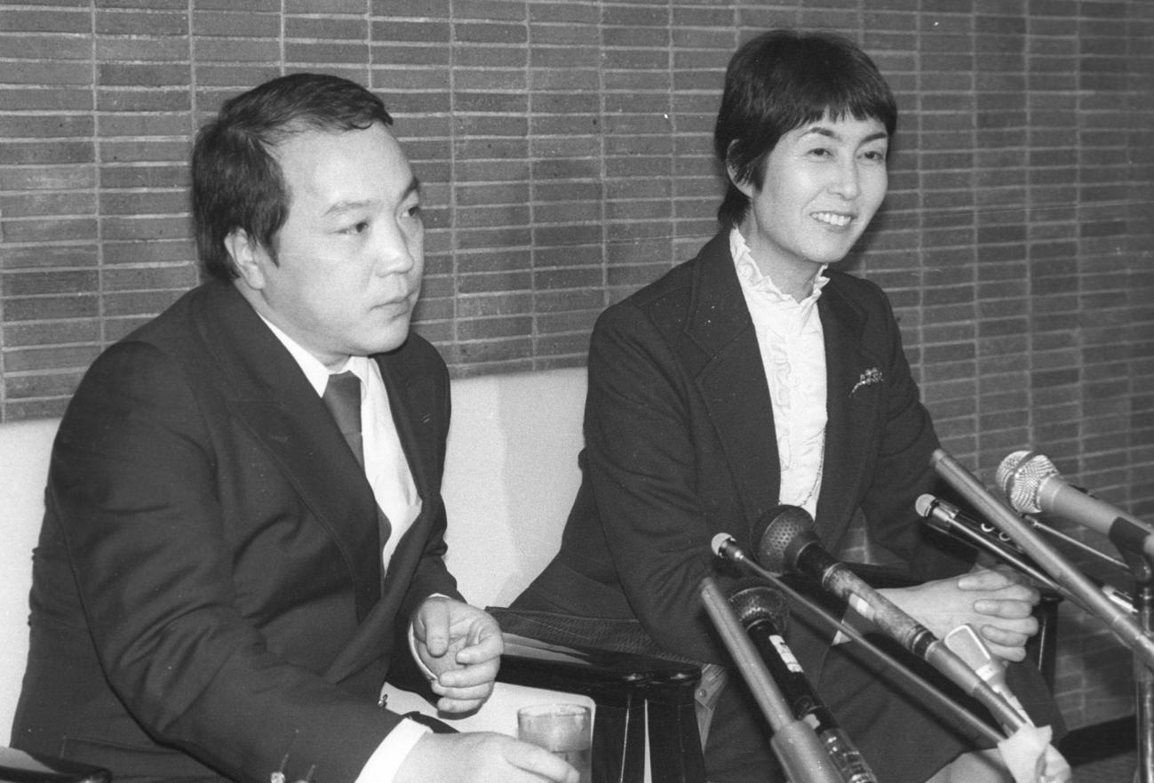 芥川賞を受賞。右は加藤幸子さん