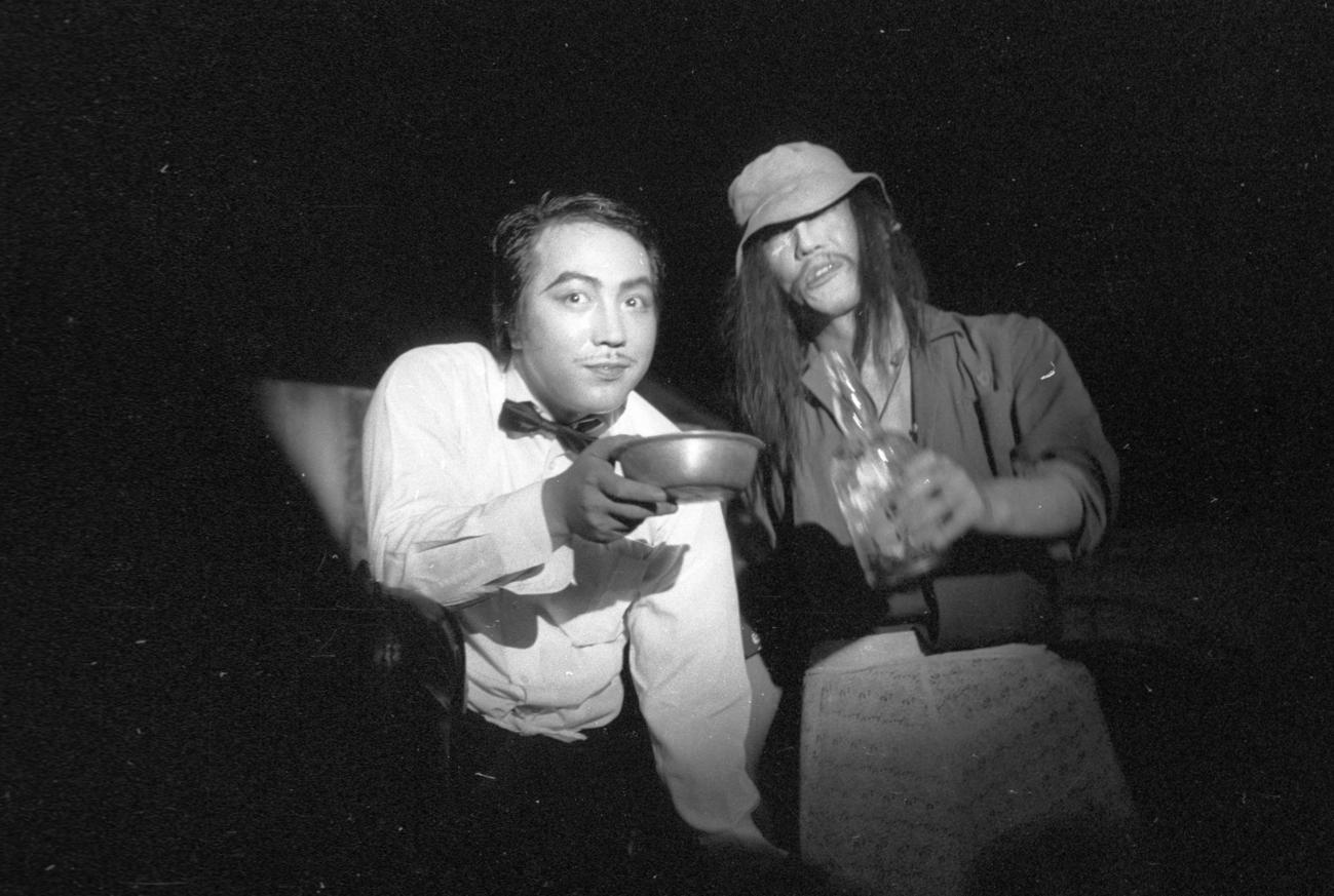スケールのデッカイ”隠し砦”の完成を目指し張り切る唐十郎さん（左、1970年8月8日撮影）