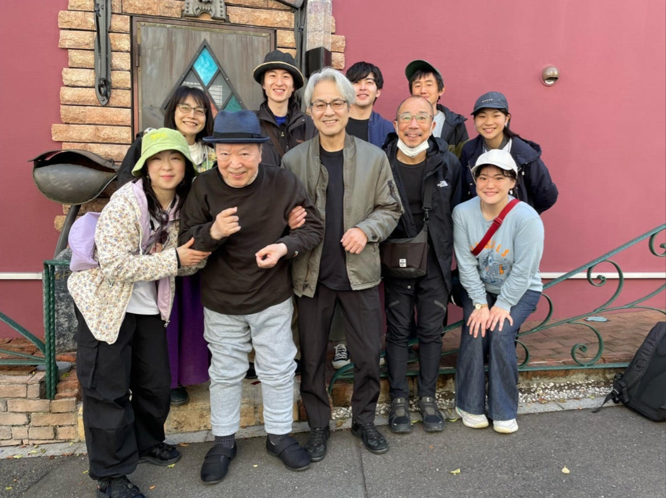 唐十郎さん（前列左から2番目、劇団唐組のブログから）