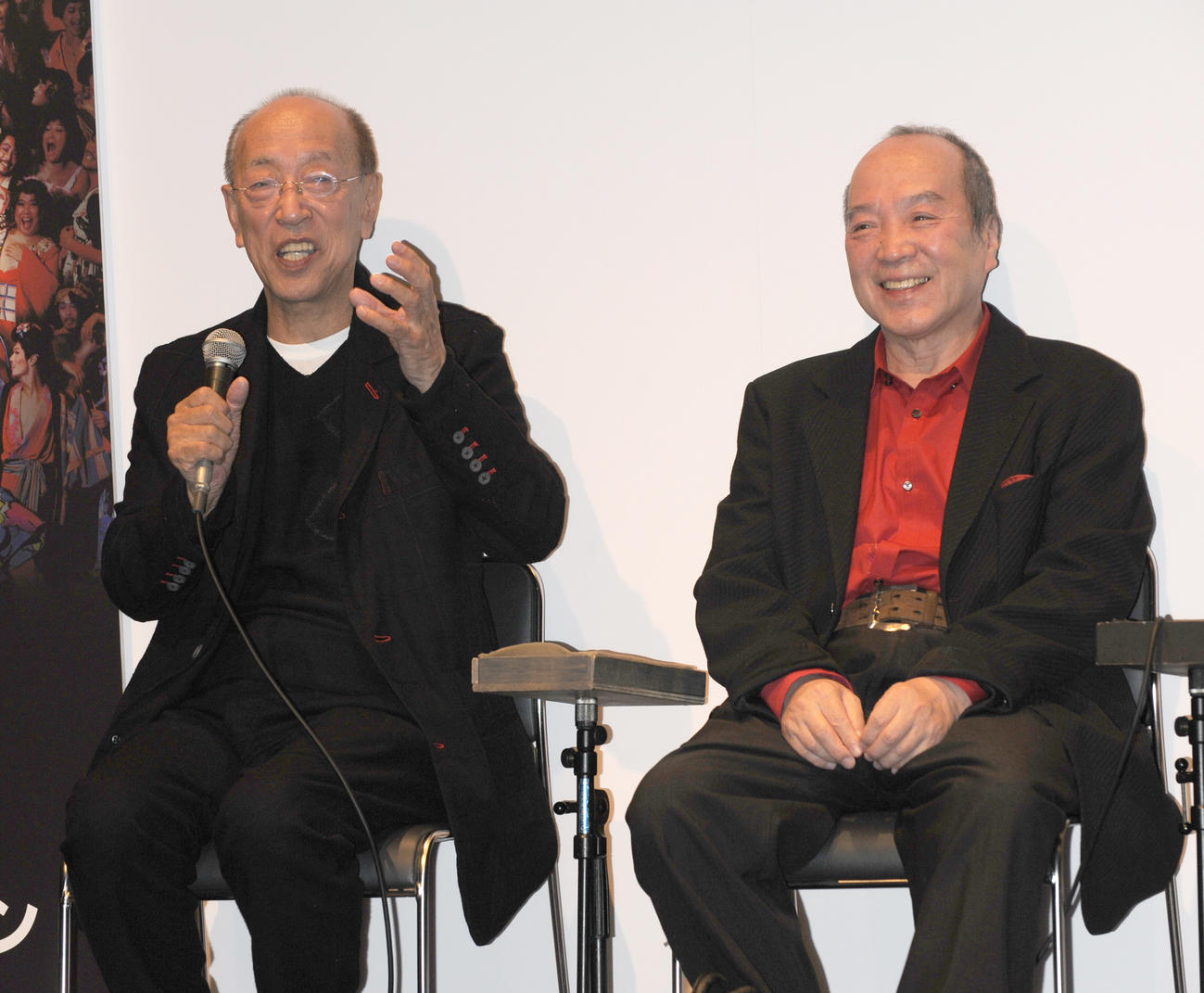 蜷川幸雄さん（左）と唐十郎さん（2011年11月撮影）