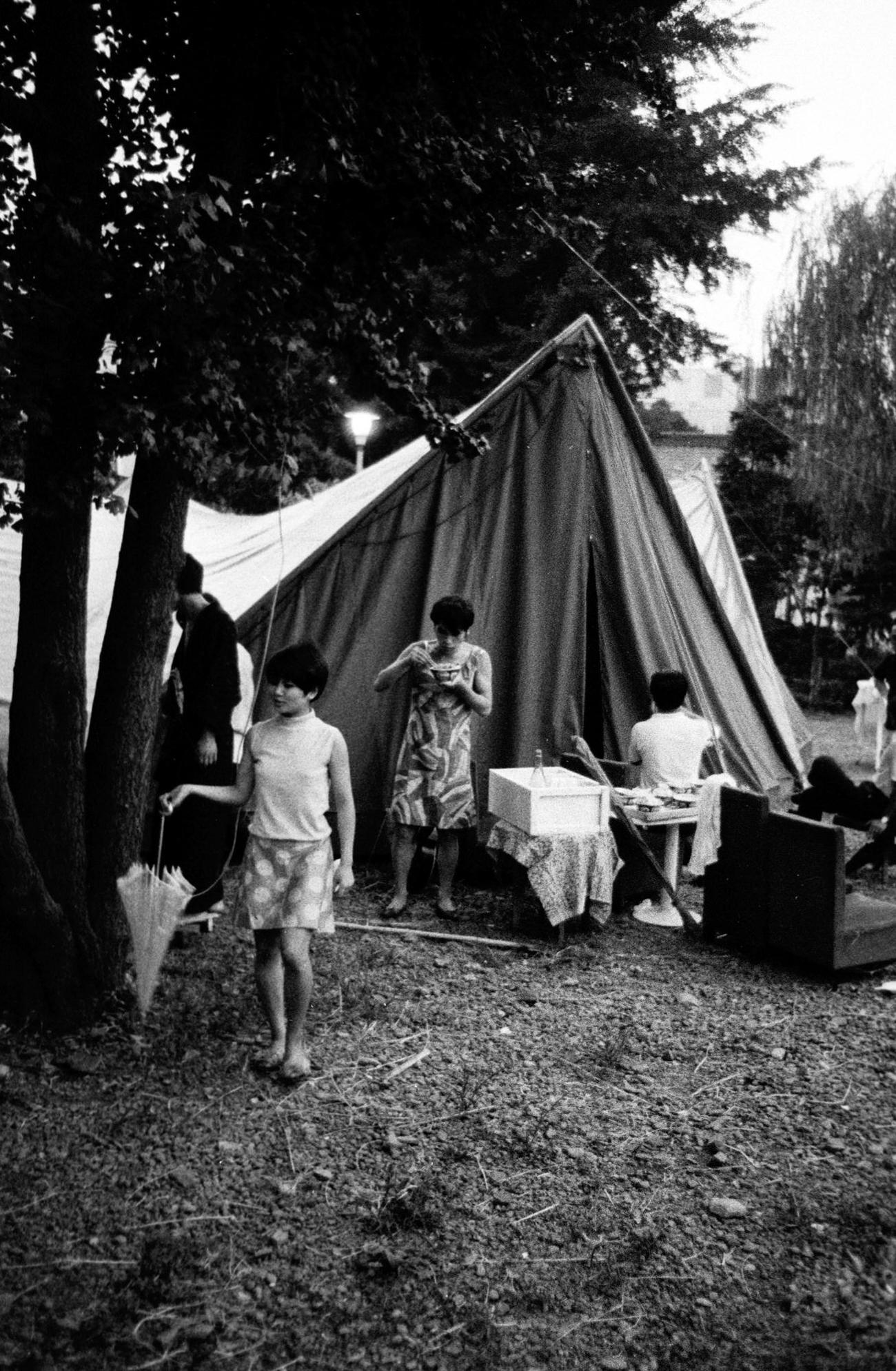 新宿花園神社に設置された紅テント（1967年撮影）