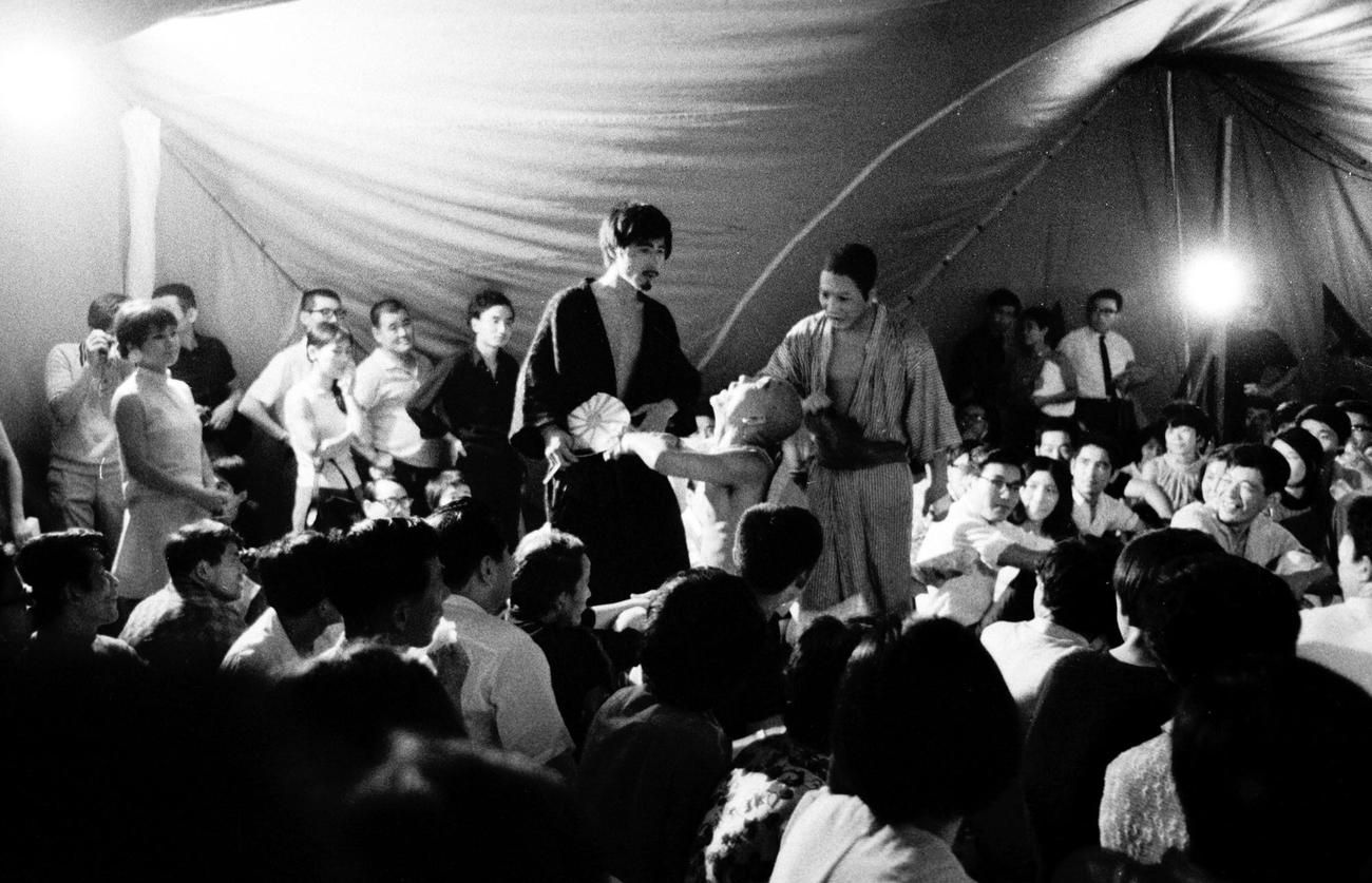 新宿花園神社に設置された紅テント（1967年撮影）