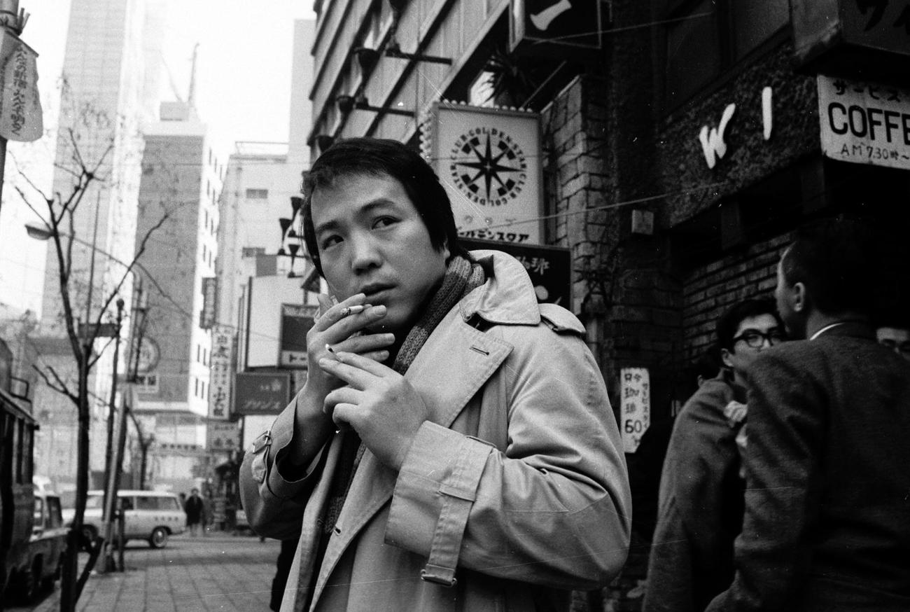 煙草を吸う唐十郎さん（1969年1月14日撮影）