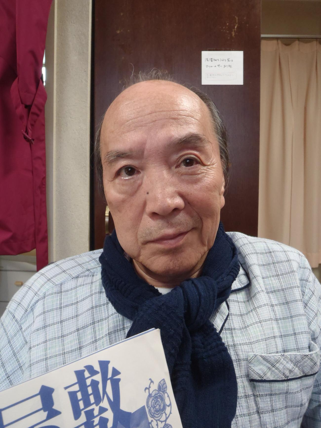 唐組公演のちらしを手にした唐十郎さん。来年の復帰を目指してリハビリに励んでいた（2012年9月撮影）