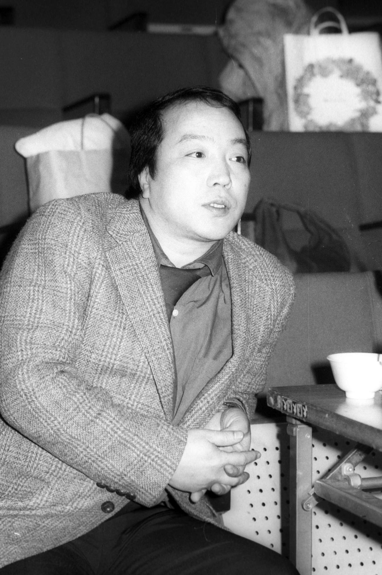 芥川賞受賞後初の作品、戯曲「黒いチューリップ」（演出蜷川幸雄）の初日を前に、最後の舞台稽古を見る唐十郎さん（1983年2月撮影）