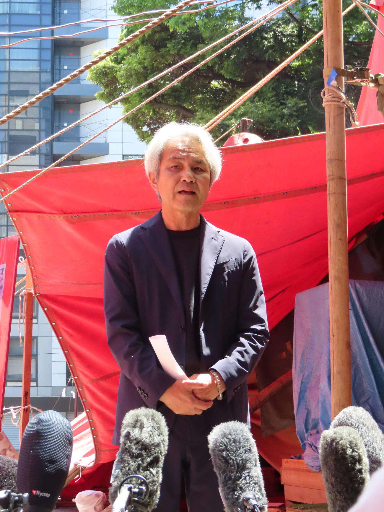 亡くなった唐十郎さんについて報告する、劇団唐組の座長代行の久保井研