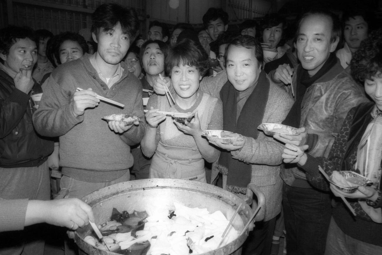 唐十郎芥川賞受賞後初の作品、戯曲「黒いチューリップ」　左から柄本明、李礼仙さん（のち李麗仙）、唐十郎さん、演出の蜷川幸雄氏（1983年3月撮影）