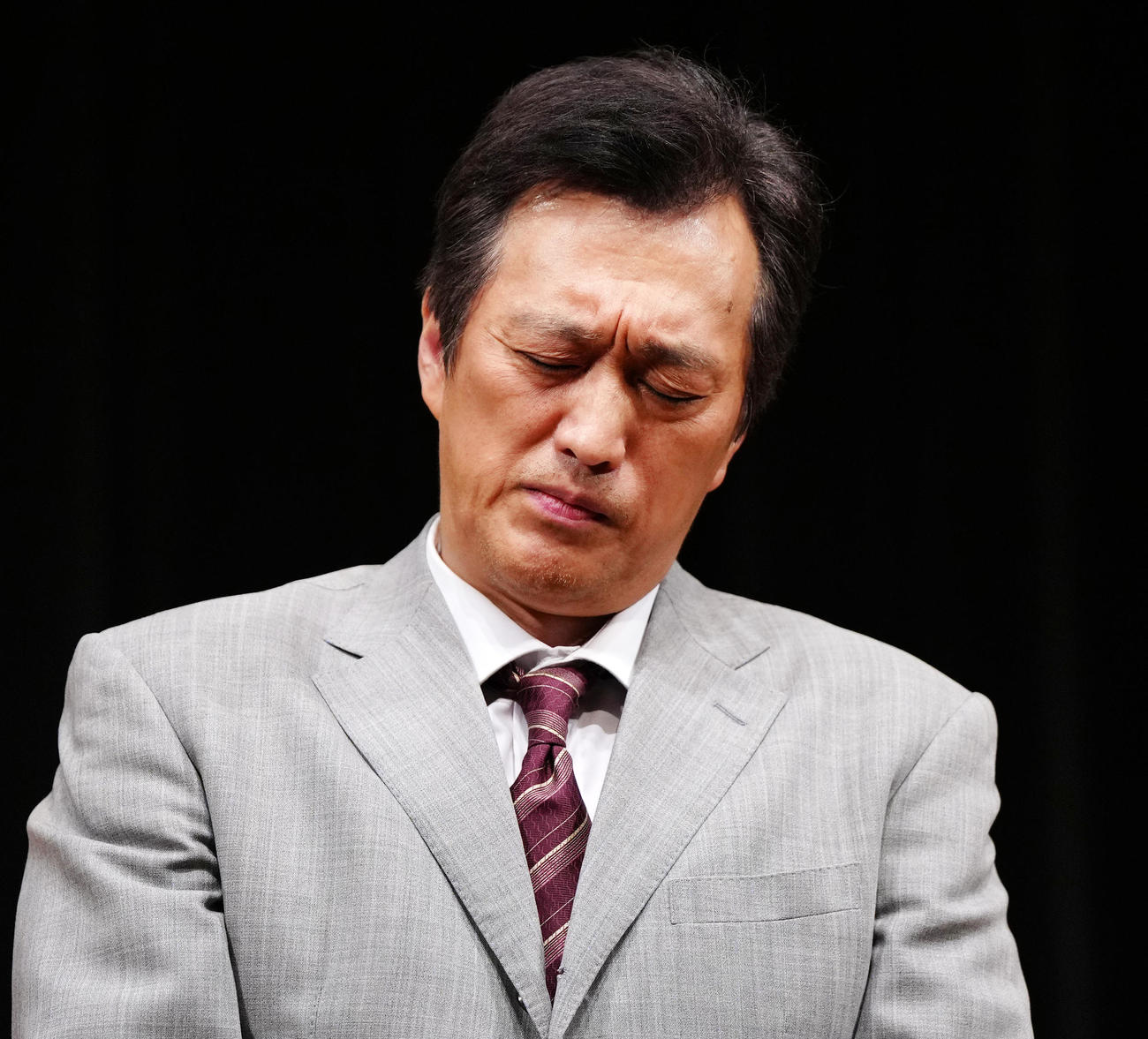 父唐十郎さんが亡くなり、報道陣に対応する大鶴義丹（撮影・江口和貴）