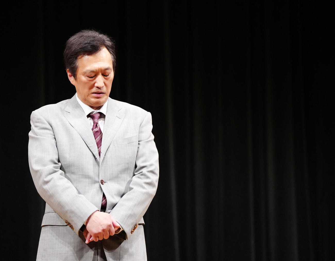 父唐十郎さんが亡くなり、報道陣に対応する大鶴義丹（撮影・江口和貴）