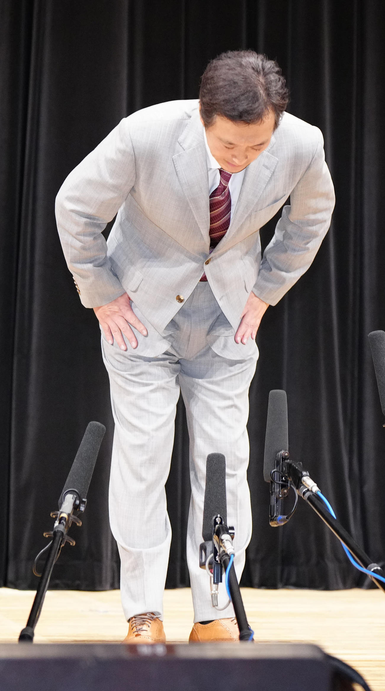 報道陣に対応し、一礼して引き揚げる大鶴義丹（撮影・江口和貴）