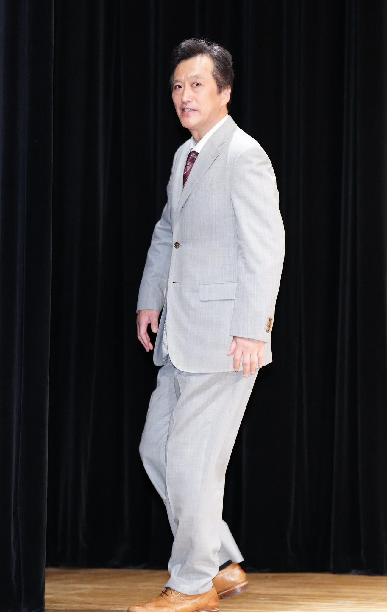 報道陣に対応し引き揚げる大鶴義丹（撮影・江口和貴）