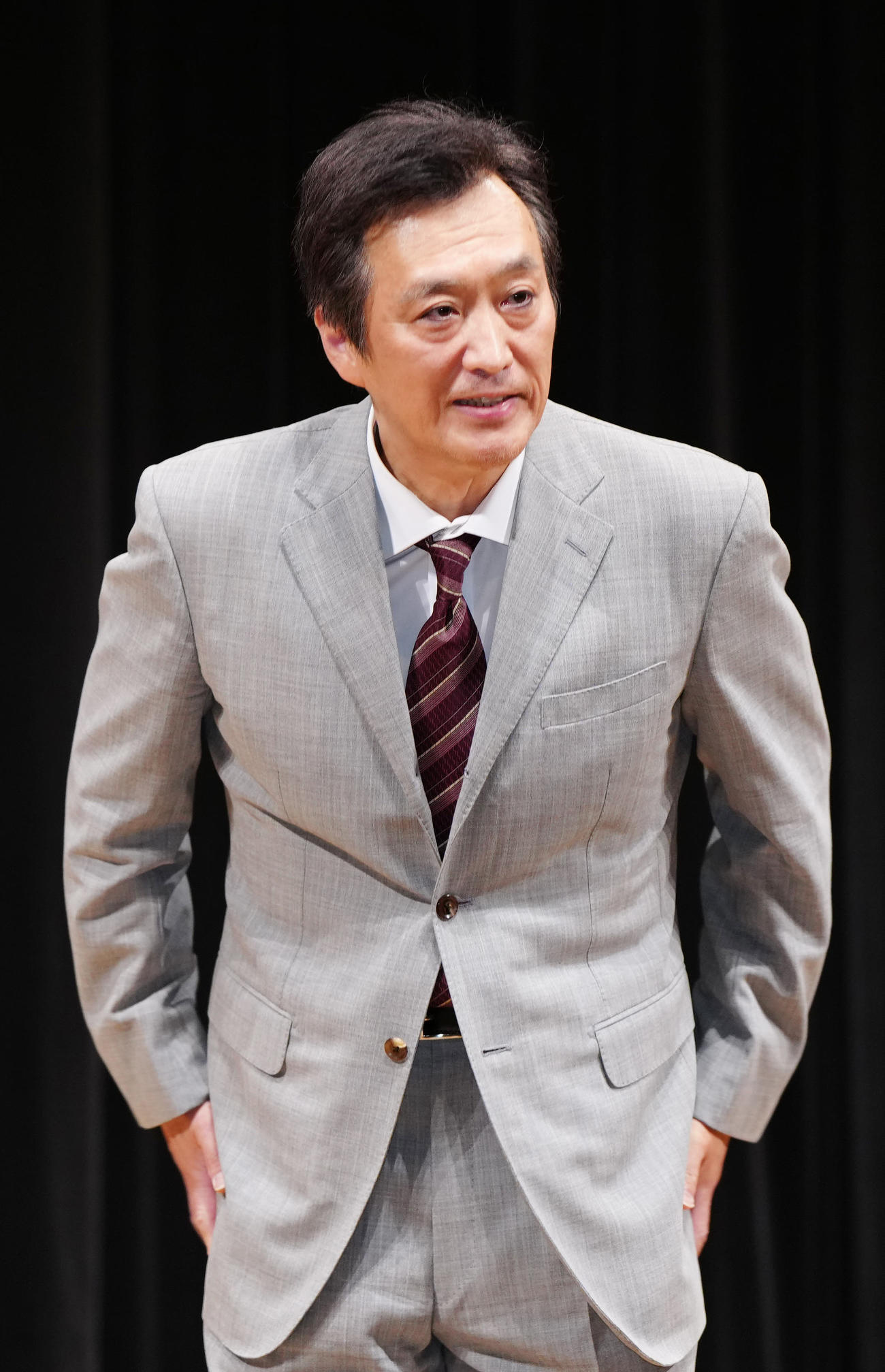 報道陣に対応し、一礼して引き揚げる大鶴義丹（撮影・江口和貴）