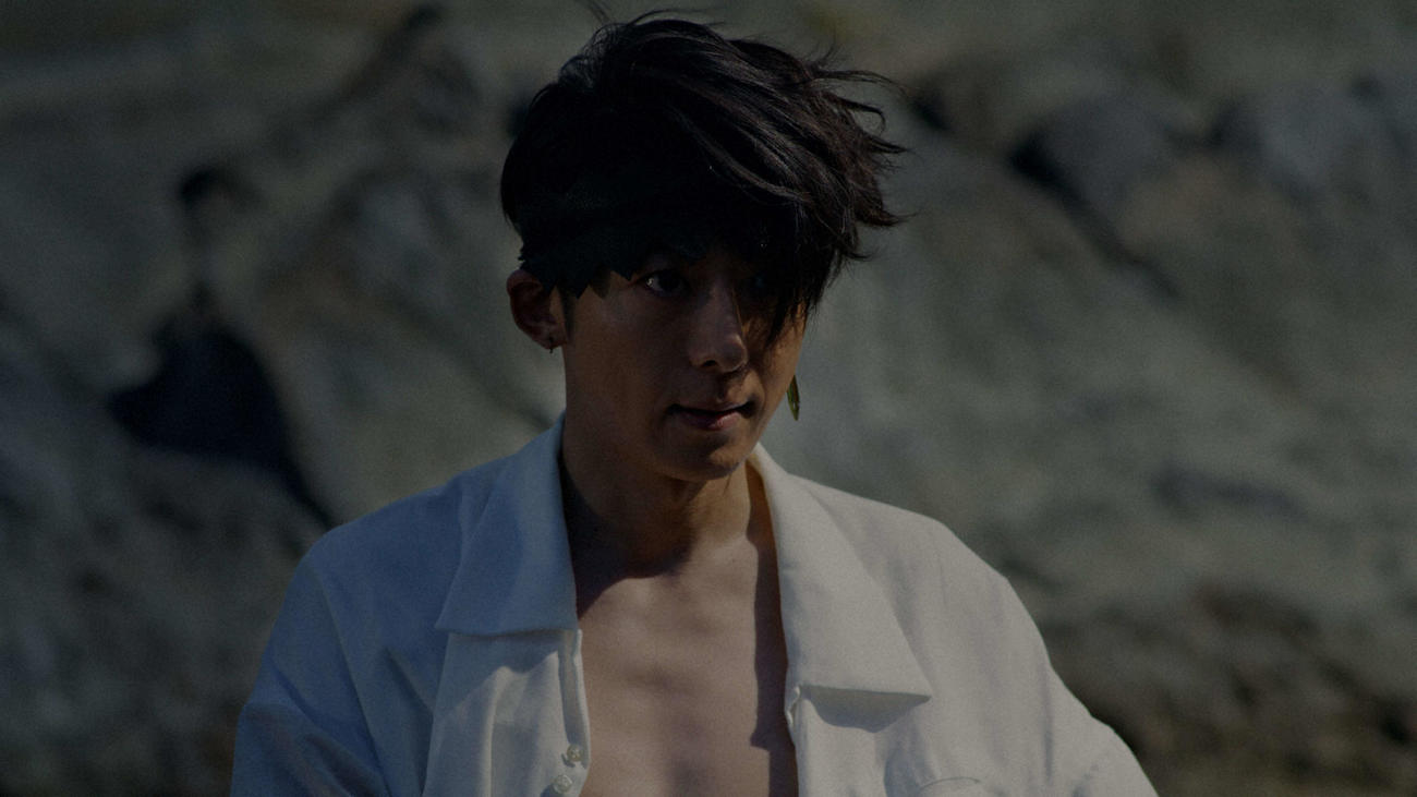 「岸辺露伴は動かない」第9話「密漁海岸」で岸辺露伴を演じる高橋一生