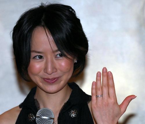 42歳ママタレ20年ぶり水着披露「レベチ」「マジ天使」「最高」55歳夫のピン芸人と２児