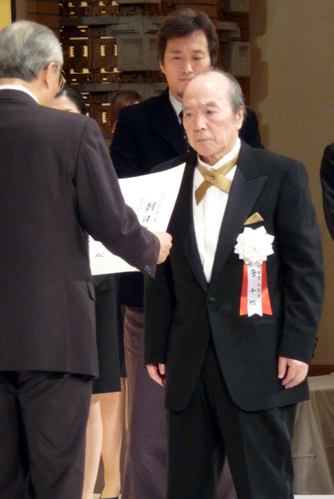 2013年1月、「朝日賞」授賞式で8カ月ぶりに公の場に姿を見せた唐十郎さん。後方は長男の大鶴義丹