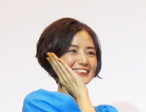 「シティーハンター」高身長美女「こんにちは　もっこりニットちゃんです」胸元あらわ白ニット姿