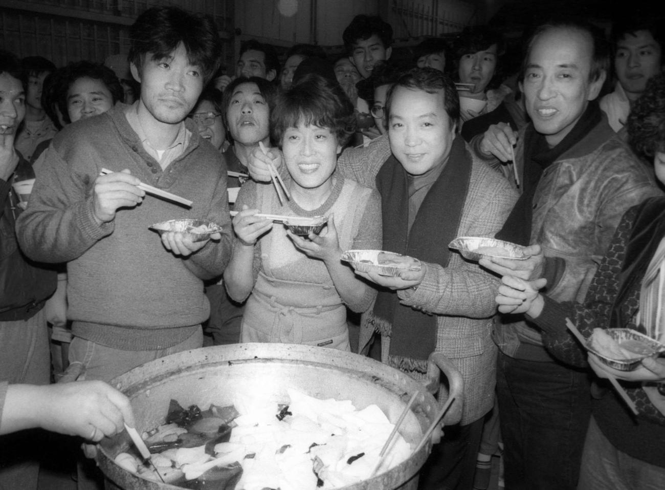 83年3月、戯曲「黒いチューリップ」上演中におでんを囲む（左から3人目）。左から柄本明、李礼仙（のち李麗仙）、1人おいて演出の蜷川幸雄氏