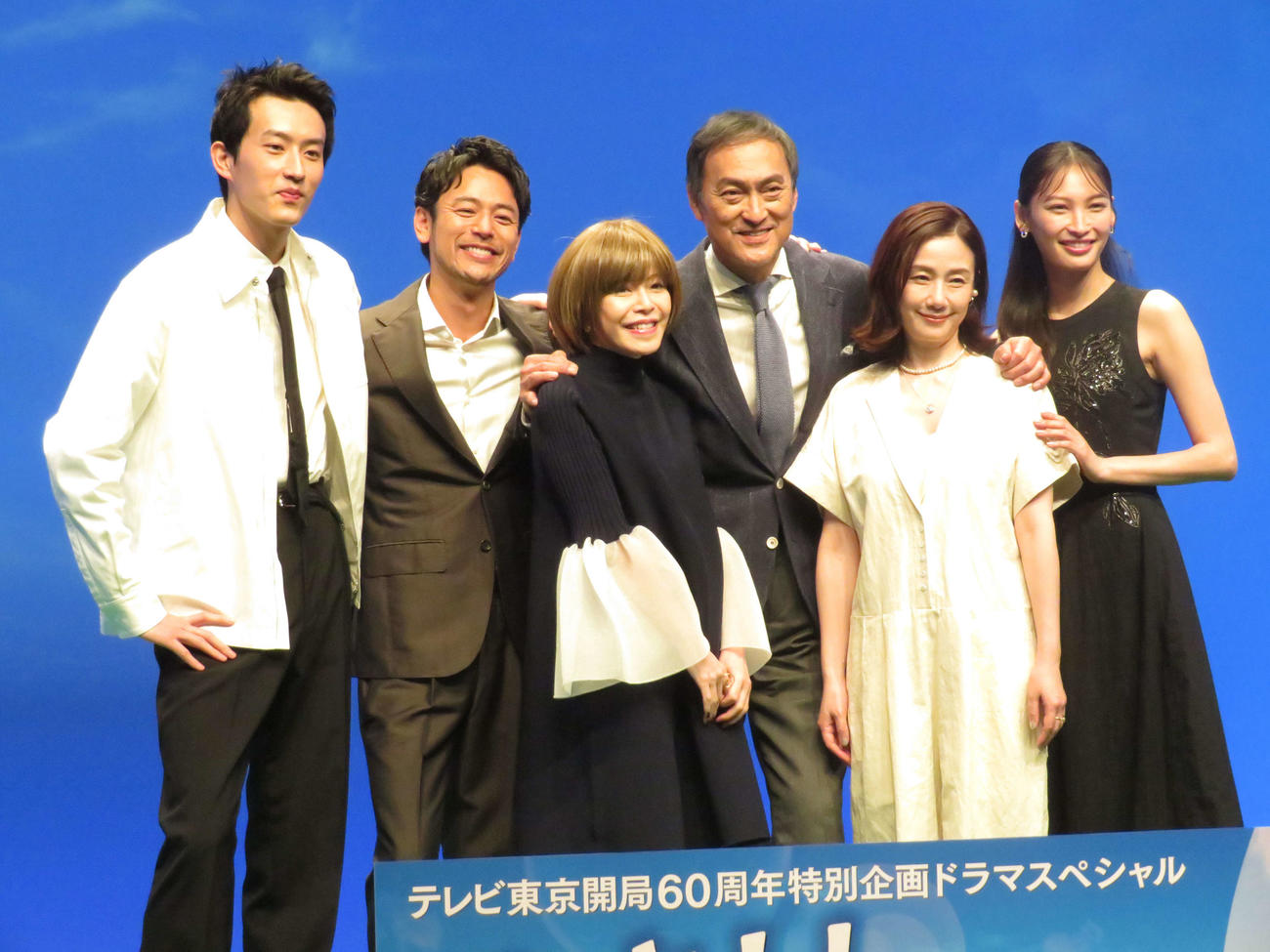 テレビ東京開局60周年特別企画ドラマスペシャル「生きとし生けるもの」記者会見に出席した左から杉野遥亮、妻夫木聡、脚本家の北川悦吏子、渡辺謙、原田知世、大政絢