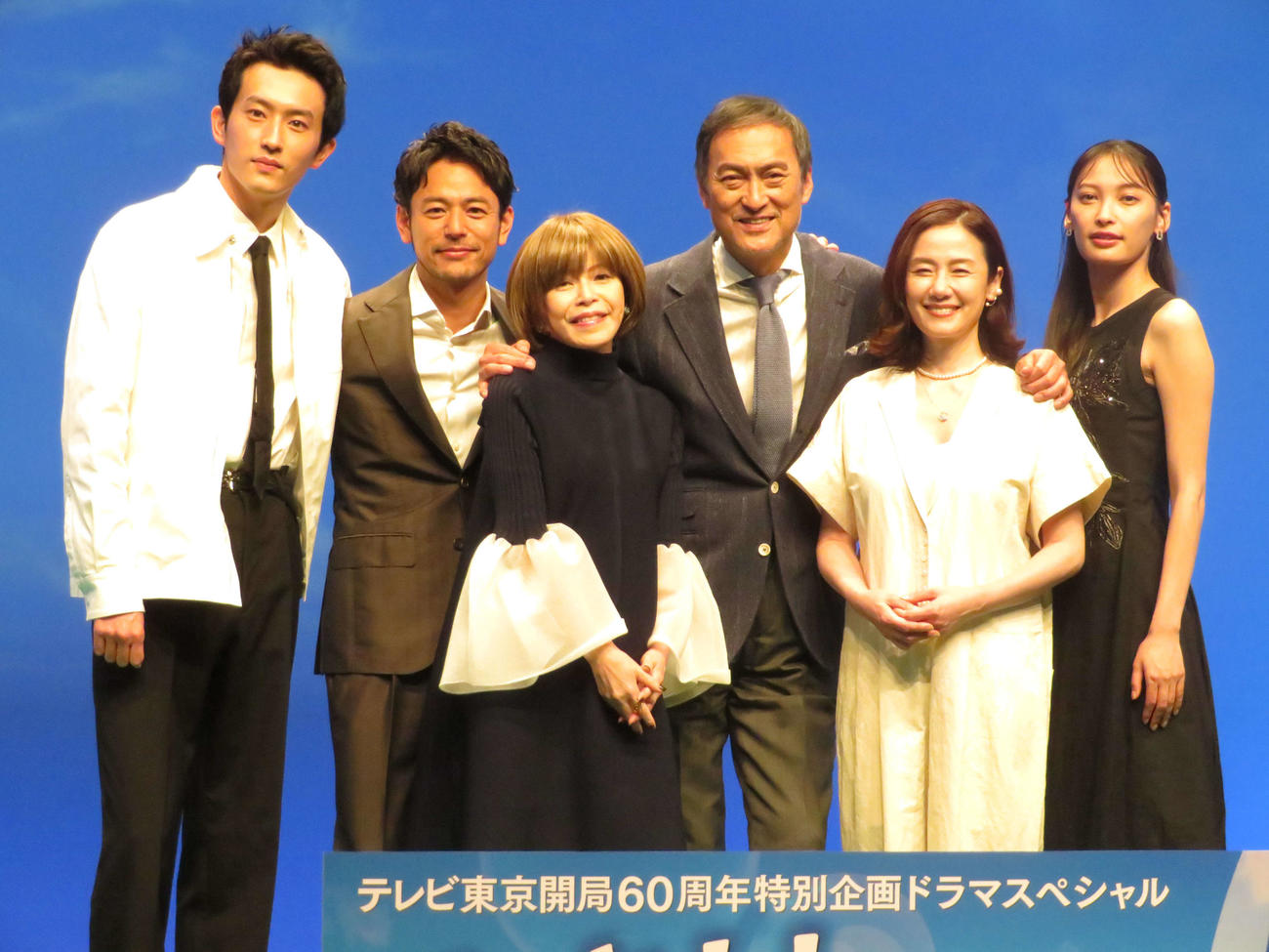 記者会見に出席した、左から杉野遥亮、妻夫木聡、脚本家の北川悦吏子氏、渡辺謙、原田知世、大政絢