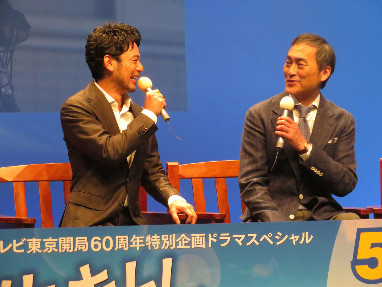 テレビ東京開局60周年特別企画ドラマスペシャル「生きとし生けるもの」記者会見に出席した左から妻夫木聡、渡辺謙