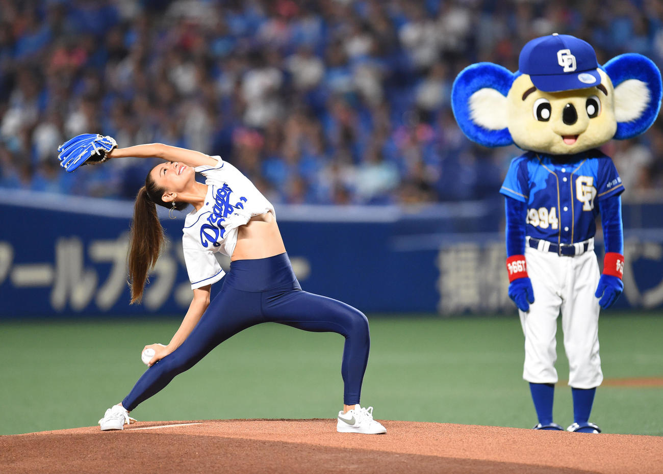 中日対ヤクルト　ファーストピッチをつとめた松本莉緒（2019年9月撮影）