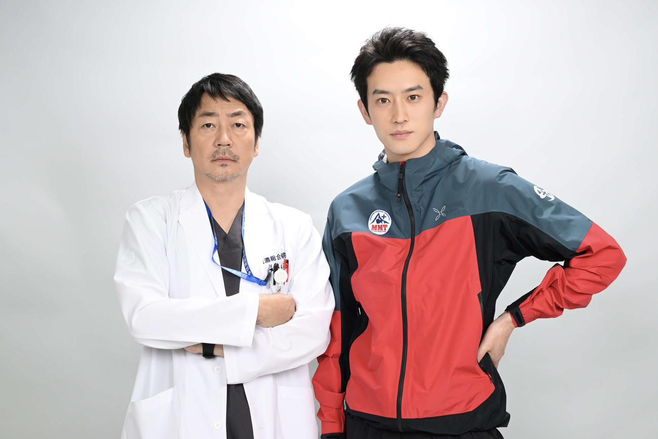 カンテレ・フジテレビ系「マウンテンドクター」に出演する大森南朋、杉野遥亮（C）カンテレ
