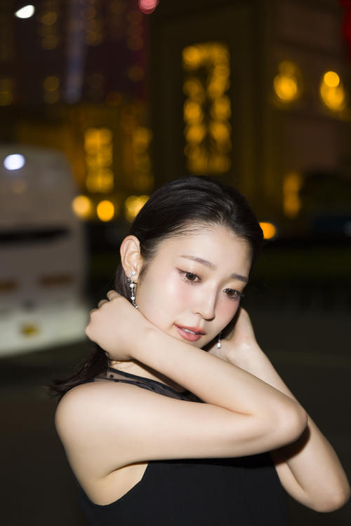 乃木坂46阪口珠美が念願の発写真集発売へ　マカオのきらびやかな夜景でオトナな黒ドレス姿披露